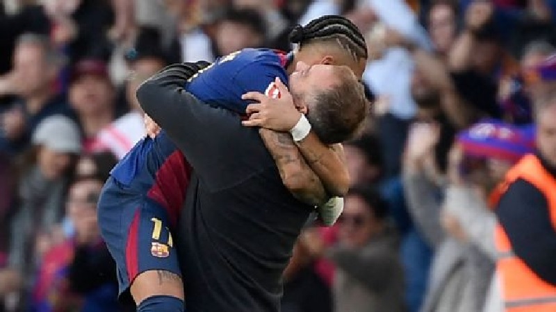 Pelatih Barcelona Hansi Flick memeluk Raphinha setelah gol kemenangannya saat mengalahkan Celta Vigo 4-3.
