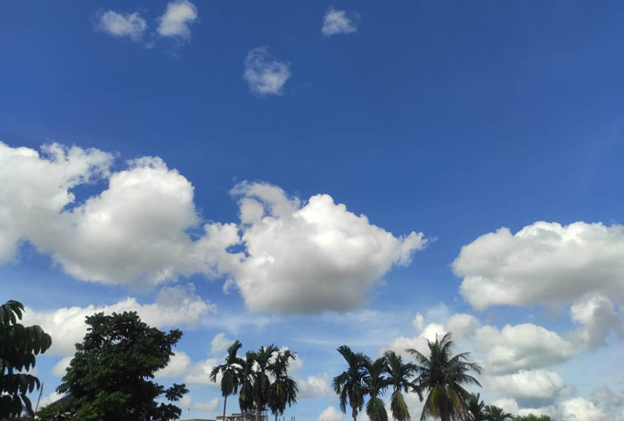 Cuaca cerah berawan langit tampak biru di Kota Pekanbaru, Ahad (20/4/2025).
