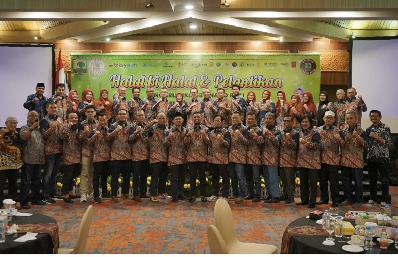 Rektor Unand Dr Efa Yonnedi (atas 11 kiri) bersama  Ketua IKAFEB Unand Riau Elvira Azwan  CA (atas sepuluh kiri) serta jajaran pengurus IKAFEB Unand Riau foto bersama usai pelantikan kepengurusan.