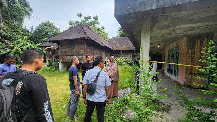 Kapolres Kampar AKBP Mirhadi M turun langsung untuk pengungkapan kasus pembunuhan Lisma Dona Riasta (43) di rumahnya di Dusun Kampung Lintang, Desa Tambang, Kecamatan Tambang,  Sabtu (19/4/2025).