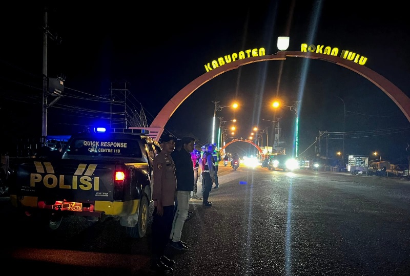 Personel dari berbagai satuan di Polres Rohul dan Polsek jajaran melaksanakan kegiatan patroli skala besar cegah tindak pindana kejahatan di Jembatan Batang Lubuh Kecamatan Rambah, Sabtu (19/4/2025)