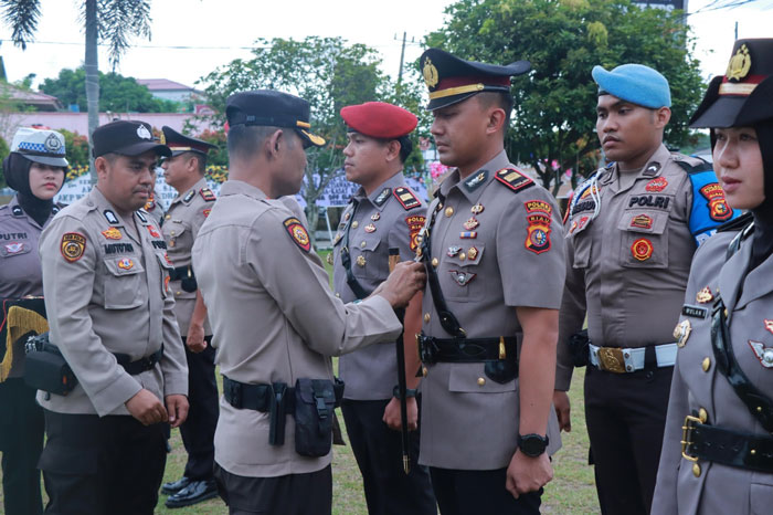 Kapolres Kampar AKBP Mihardi memimpin upacara Sertijab Kasat Reskrim, Kasat Lantas, Kapolsek Siak Hulu dan Kapolsek Tambang berlangsung Lapangan Apel Mapolres  Polres Kampar, Sabtu sore (19/4/2025).