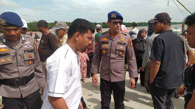 Kasatpolairud Polres Rohi AKP Ricky Marzuki bersama personel memantau kondisi turun-naik penumpang di Pelabuhan Oliong di Bagansiapiapi.