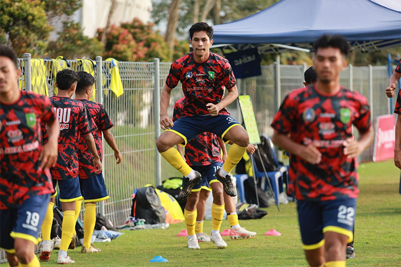 Pemain Pekanbaru FC melakukan pemanasan saat akan bertanding, baru-baru ini.