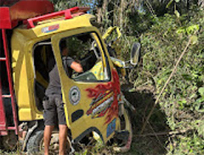 Mobil truk yang bertabtakan dengan mobil alat berat di Jalar Tegar Kelurahan Pematang Pudu, Kecamatan Mandau mengalami kerusakan berat dan juga mengakibatkan satu orang meninggal dunia