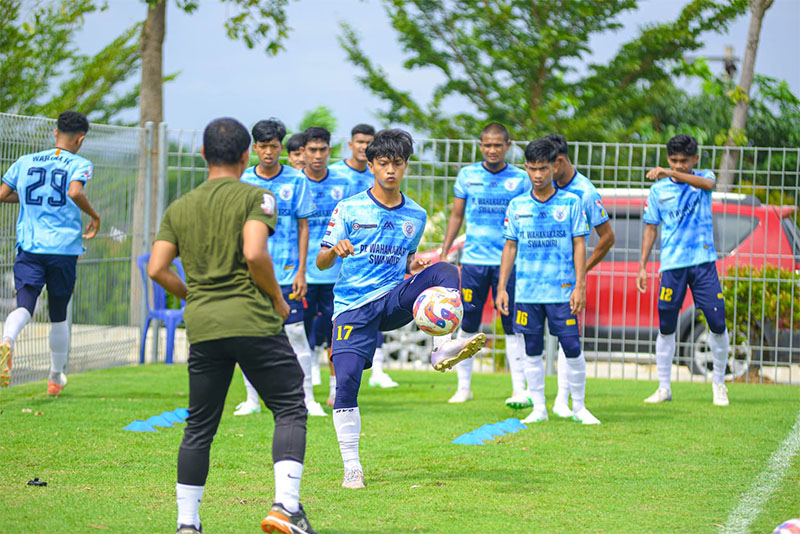 Pemain Wahana FC memainkan bola saat pemanasan persiapan sebelum bertanding, baru-baru ini.