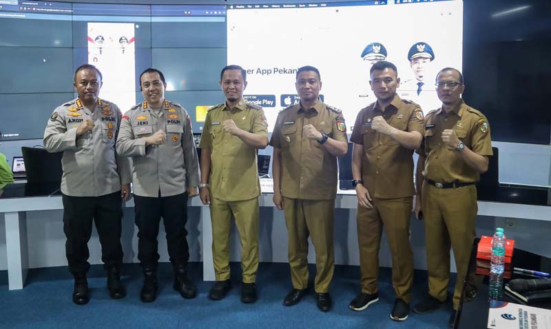 Wako Pekanbaru Agung Nugroho (tiga kiri), foto bersama Kapolresta Pekanbaru Kombes Pol Jeki Rahmat (dua kiri) berfoto bersama di ruangan Command Centre Pekanbaru