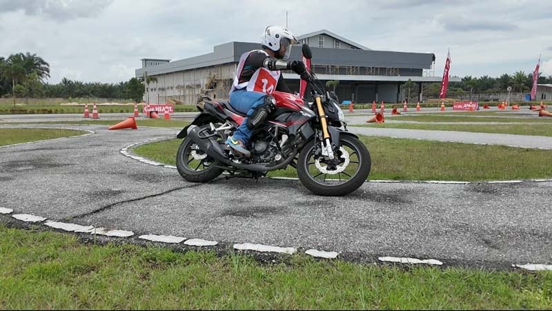Komunitas Honda yang tergabung dalam Honda Bikers Community (Hobiku) unjuk kemampuan dalam Honda Community Safety Riding Regional Competition 2025 yang digelar CDN