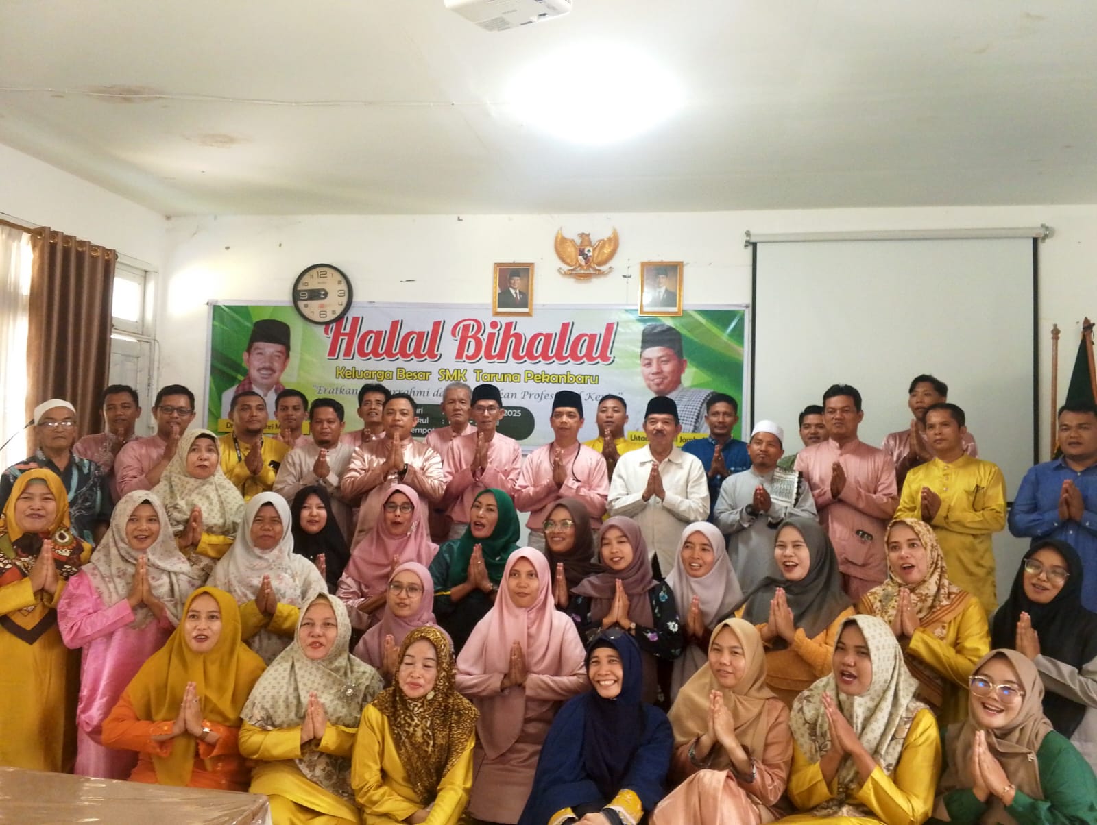 Keluarga besar SMK Taruna Pekanbaru foto bersama usai ceramah agama halal bihalal di sekolah tersebut, Kamis (17/4/2025).