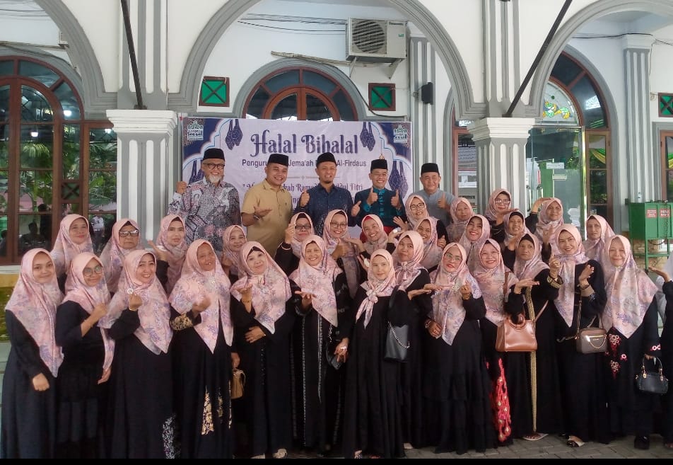 Wali Kota Pekanbaru H Agung Nugroho SE MM, pengurus dan jamaah Masjid Al-Firdaus Tangkerang Labuai foto bersama usai halal bihalal, Sabtu (19/4/2025).
