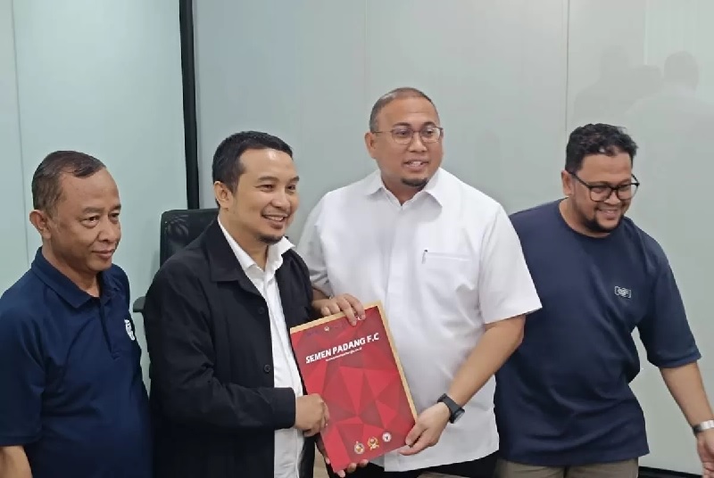 Penasihat Semen Padang FC Andre Rosiade bersama manajemen klub datangi kantor PT Liga Indonesia Baru, keluhkan kezaliman yang dirasakan oleh Kabau Sirah.