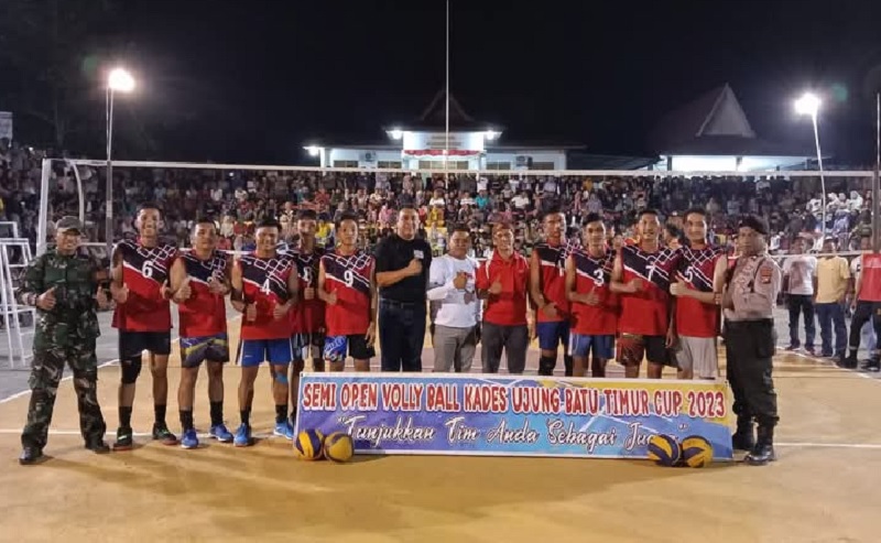 Kades Ujung Batu Timur Adi Sanjaya (tengah) foto bersama dengan Tim Voli sebelum laga final Semi Open Bola Voli Tahun 2023 di Sport Center Kantor Desa Ujung Batu Timur, Rohul, belum lama ini.