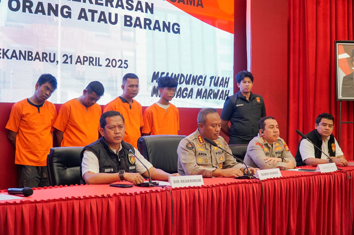 Kabid Humas Polda Riau Kombes Pol Anom Karibianto didampingi Dirkrimum Kombes Pol Asep Darmawan, Kapolresta Pekanbaru Kombes Pol Jeki Rahmat dan Kasat Reskrim Polresta Kompol Berry Juana saat ekspos
