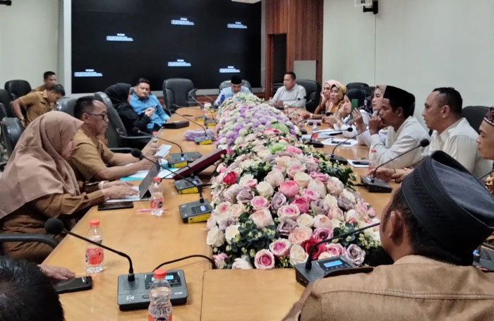 Ketua Komisi II DPRD Kampar Toni Hidayat memimpin rapat dengar pendapat dengan Forum Honorer R2 dan R3, Senin (21/4/2025).