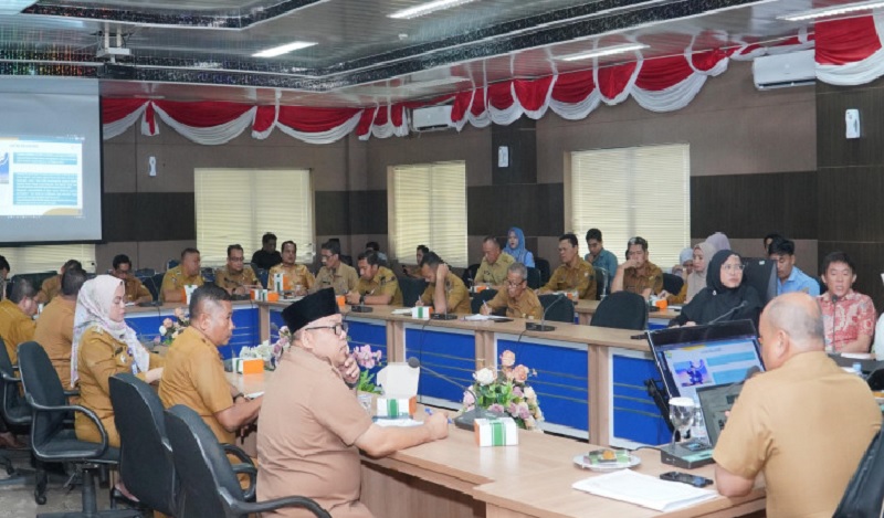 Kepala Dinas Perdagangan, Koperasi dan UMK Kampar Dendi Zulhairi mempin rapat perdana percepatan pembentukan Koperasi Desa Merah Putih di ruang rapat lantai III Kantor Bupati, Bnagkinang.