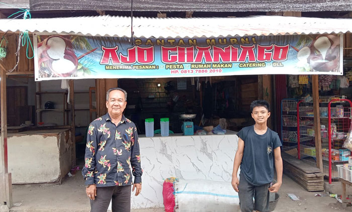 Kabid Pedagang Dinas Kopdagrin Kuansing, Yean Asnudi meninjau pedagang penjual kelapa dan santan di Teluk Kuantan, Senin (21/4/2025).