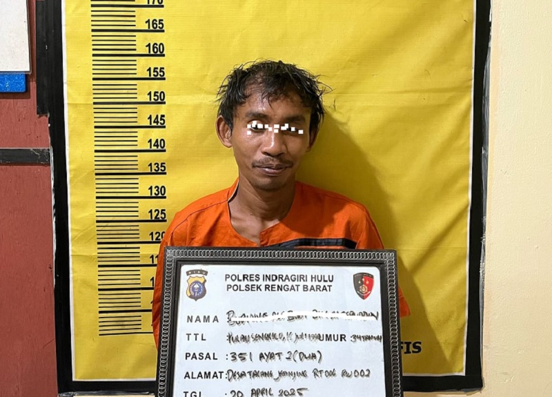 Pelaku penikaman istri saat diamankan Tim Unit Reskrim Polsek Rengat Barat, Ahad (20/4/2025)
