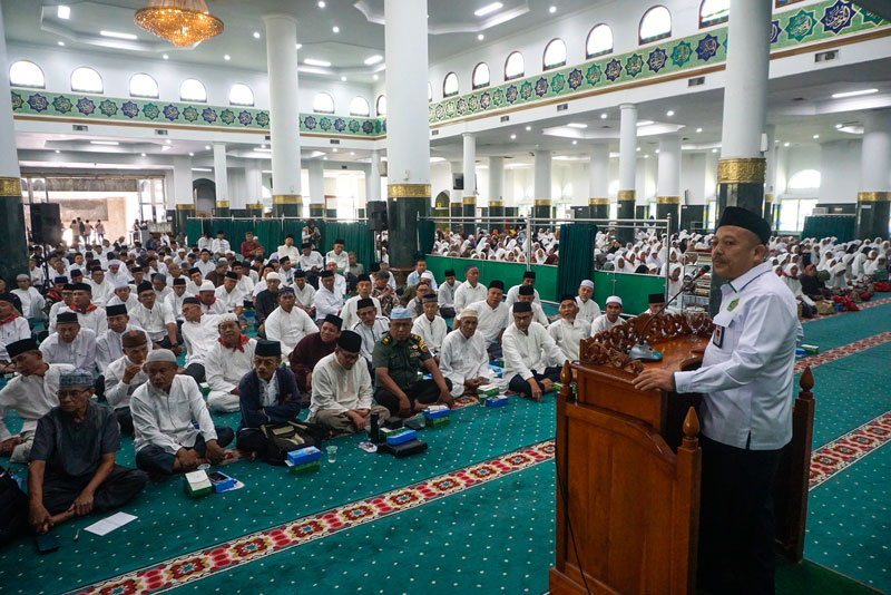 Jemaah calon haji asal Kota Pekanbaru mendengarkan arahan Kepala Kanwil Kemenag Riau Muliardi saat manasik haji di Masjid Raya An-Nur, Pekanbaru, Senin (21/4/2025).