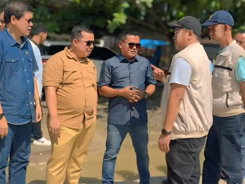Anggota DPRD Riau Darmalis berbincang dengan pihak PUPR Provinsi saat meninjau kondisi jalan lintas Manggala Jhonson- Pujud di Rohil, Selasa (22/4/2025).