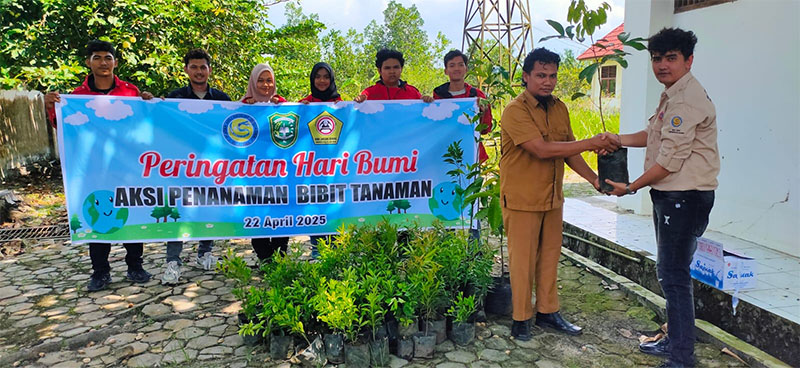 Perwakilan IAGI Riau menyerahkan ratusan bibit pohon kepada Kepala Seksi Pemerintahan Kelurahan Palas Kasmijo (dua kanan), Selasa (22/4/2025).