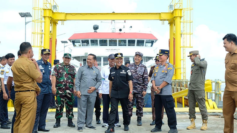 Pelepasan simbolis operasional KMP Tirus rute Alai Insit, Kampung Balak dan Mengkapan Buton di Pelabuhan Roro Insit.