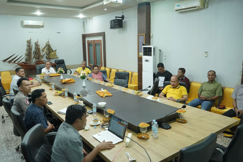 Bupati Inhil H Herman memimpin rapat evaluasi dan pengawasan angkutan barang masuk Tembilahan, Ahad (20/4/2025) malam.