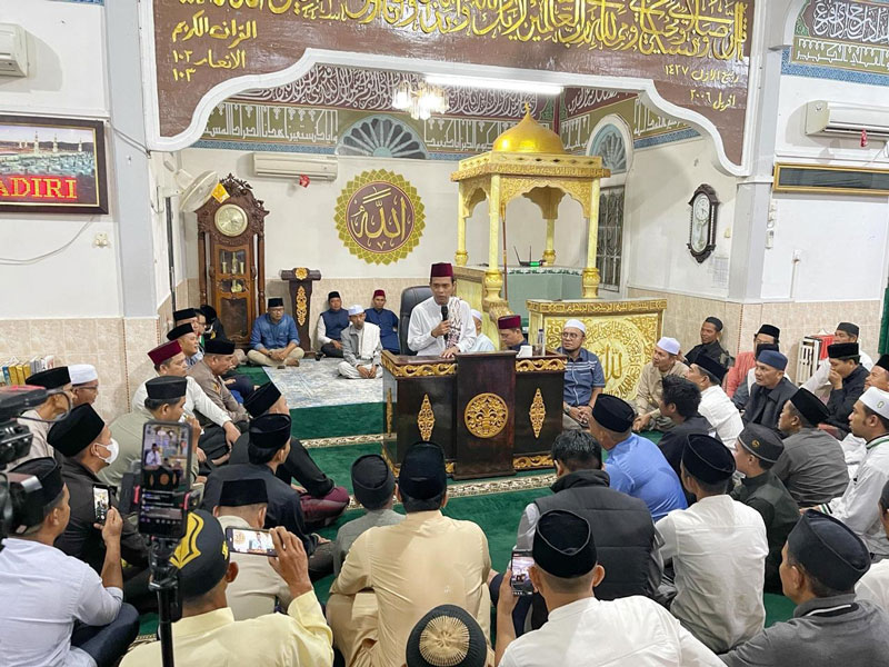 Prof Dr H Abdul Somad Lc DESA PhD saat menyampaikan kajian subuh di Masjid Tanwirul Muttaqin, Jalan Alahair, Kecamatan Tebingtinggi,  Senin (21/4/2025).