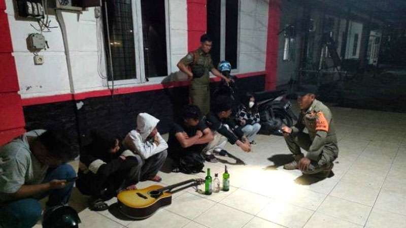 Personel Satpol PP Pelalawan mengamankan remaja yang tengah mabuk lem dan miras saat terjaring razia operasi pemberlakuan jam malam&nbsp;di Kompleks Perkantoran Bhakti Praja Pangkalan Kerinci.