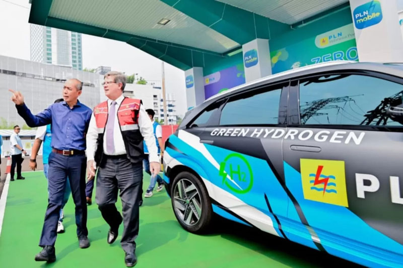 Sebuah mobil mengisi bahan bakar hydrogen dari hydrogen refueling station (HRS) atau stasiun pengisian bahan bakar hidrogen (SPBH) Senayan, Jakarta, belum lama ini.