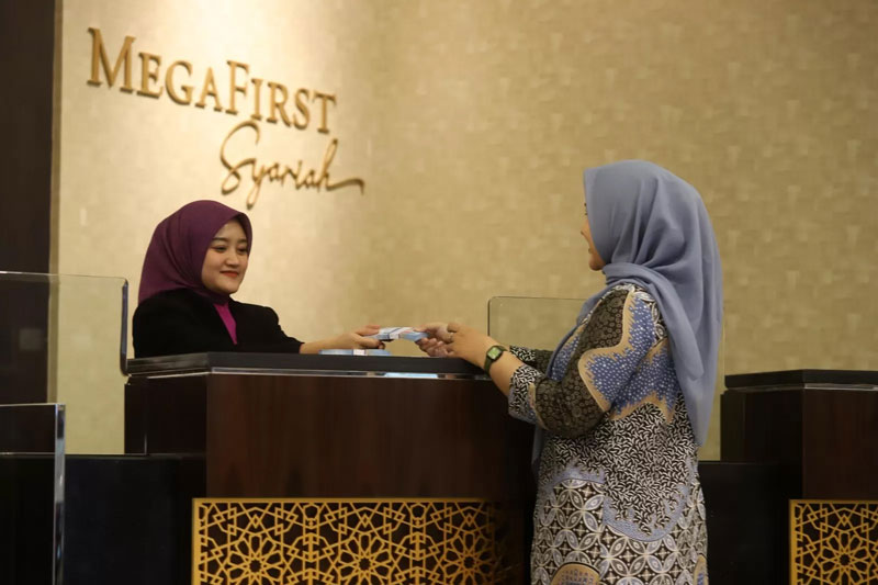 Seorang pegawai Bank Mega Syariah melayani nasabah saat transaksi untuk keperluan haji, beberapa waktu lalu.