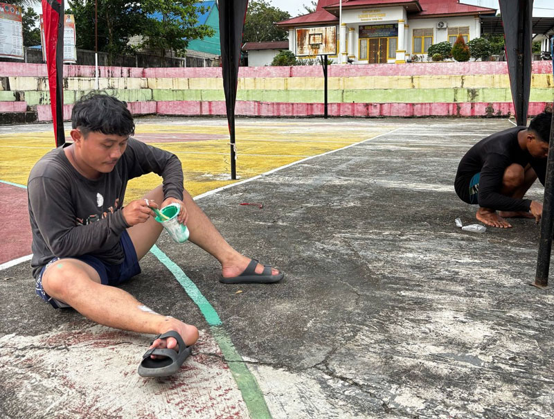 Panitia iven Riau Pos Honda Student Basket League (HSBL) 2025 seri Ujungbatu sedang mempersiapkan tenda dan arena yang dipusatkan di Sport Center Kantor Desa Ujungbatu Timur.