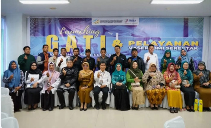 Kepala Perwakilan BKKBN Riau Mhd Irzal foto bersama forkopimda saat menghadiri peluncuran GATI di RS Prima, Pekanbaru, Senin (21/4/2025).