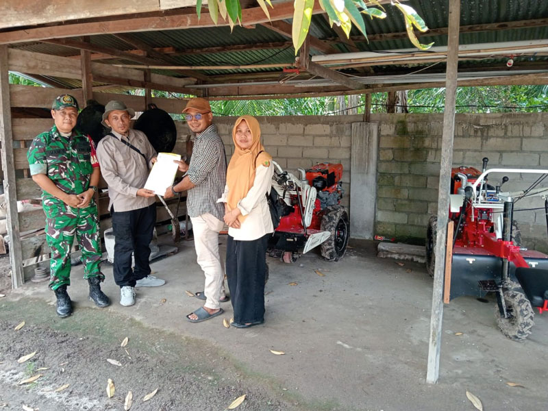 Serah terima bantuan alat pertanian dari Kementerian Pertanian kepada kelompok tani Kepulauan Meranti, belum lama ini.