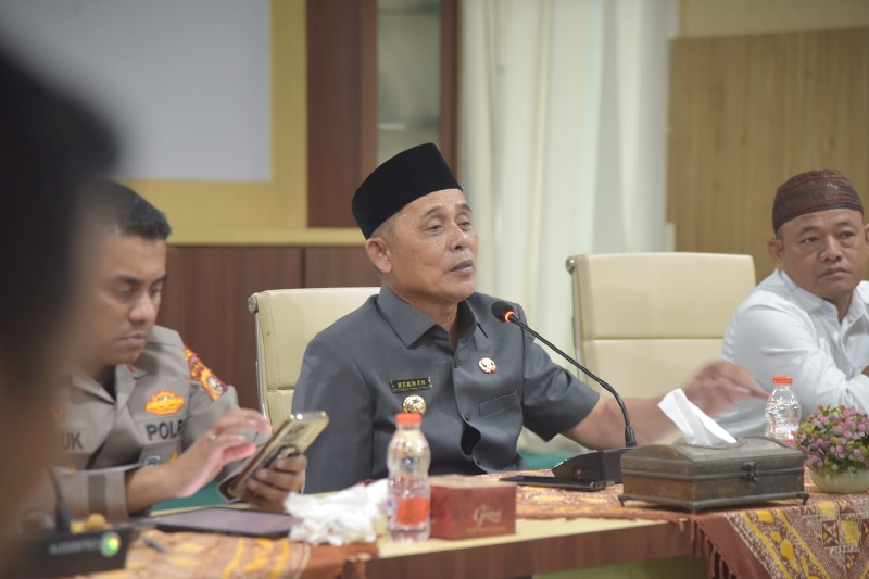 Bupati Inhil H Herman didampingi Ketua DPRD, Kapolres, Dandim ketika mempimpin rapat mediasi masyarakat dengan PT PWP di Gedung Bupati Inhil, Senin (21/4/2025).