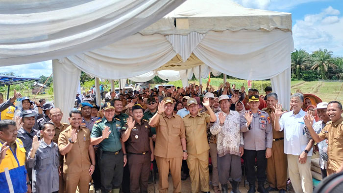 Bupati Anton dan Wabup H Syafaruddin Poti foto bersama usai ramah tamah dengan petani dan PPL se Rohul di Desa Pasir Maju, Kecamatan Rambah, Senin (21/4/2025).