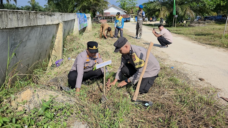 Kapolsek Pangkalankerinci, AKP Tatit Rizkyan Hanafi SIK melakukan penanaman pohon di halaman pekarangan Masjid M Yunus Jalan Tengku Said Ja