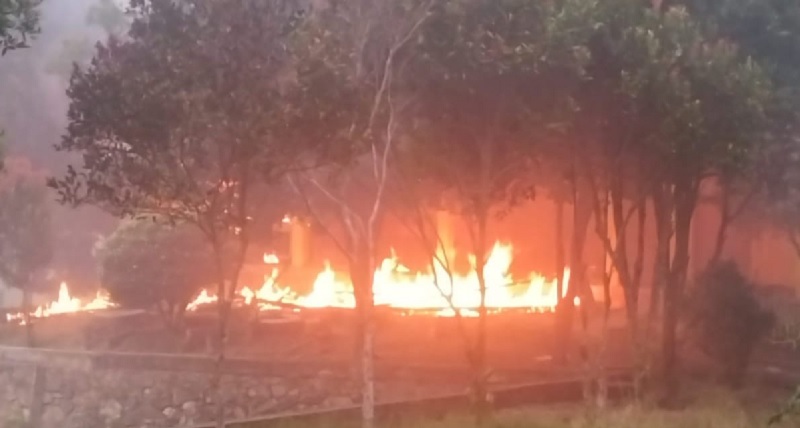 SMAN 1 Batang Gansal dilalap si jago merah usai pelaksanaan proses belajar mengajar, Senin (21/4/2025)