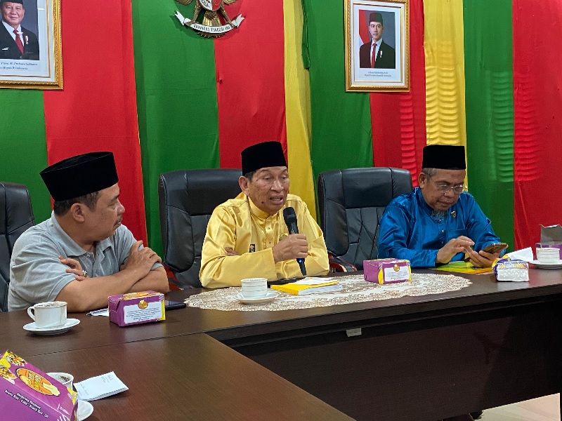 Ketua MKA LAMR Datuk Seri Raja Marjohan Yusuf (tengah) dan Ketua DPH LAMR Datuk Seri Taufik Ikram Jamil (kanan) saat menyampaikan Warkah Amaran di Balai Adat Melayu Riau, Selasa (22/4/2025).