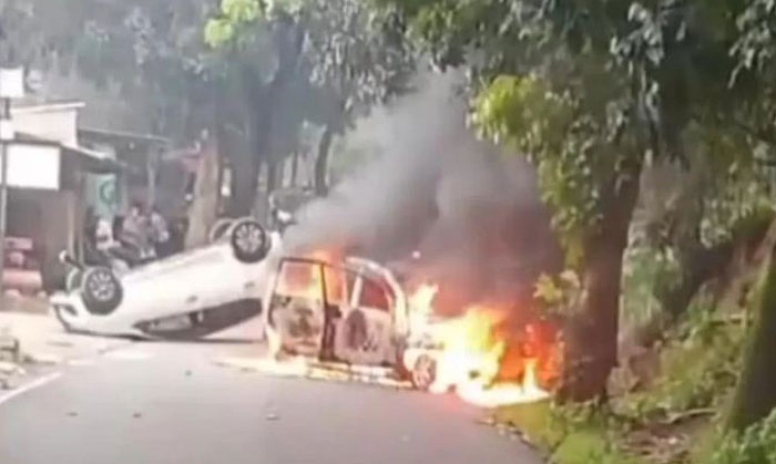 Mobil polisi dibakar anggota ormas di Kelurahan Harjamukti, Kecamatan Cimanggis, Kota Depok.