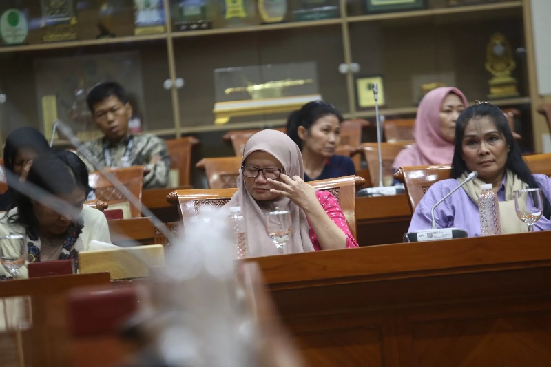 Sejumlah mantan pemain sirkus OCI mengikuti rapat dengar pendapat umum dengan Komisi III DPR di Jakarta, Senin (21/4/2025).