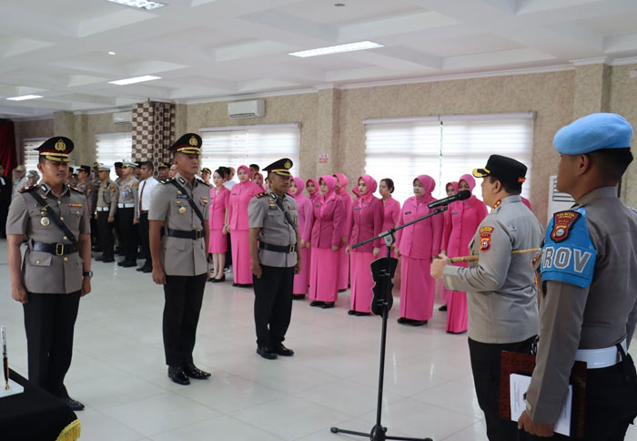 Kapolresta Pekanbaru Kombes Pol Jeki Rahmat Mustika pimpin Sertijab Kabag Ops dan Kapolsek Bukit Raya, pada Selasa (22/4/2025) di Aula Zapin Polresta Pekanbaru.