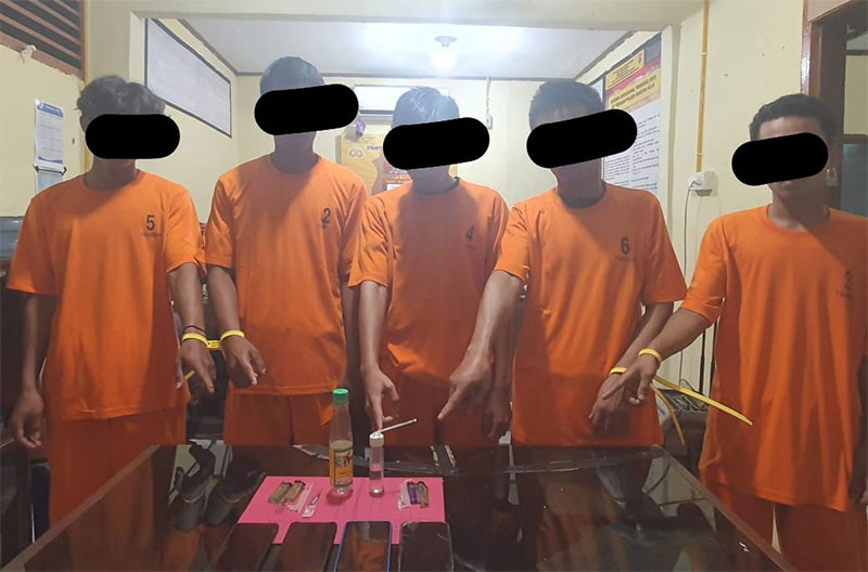 Lima pengguna narkotika jenis sabu-sabu diamankan Polsek Kuantan Hilir, Selasa (22/4/2025) malam di Desa Pulau Baru Kecamatan Kuantan Hilir Seberang.