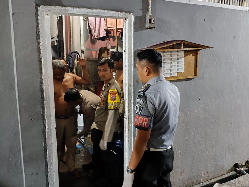 Kepala KPR Rengat, Wan Rezwanda saat memantau pelaksanaan razia gabungan bersama APH, Rabu (23/4/2025).