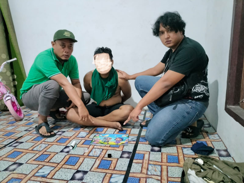 Personel Polsek Langgam mengamankan tersangka narkoba ME yang ditangkap pascaviralnya temuan bong di TK  Kelurahan Langgam Kecamatan Langgam, Selasa (22/4/2025).