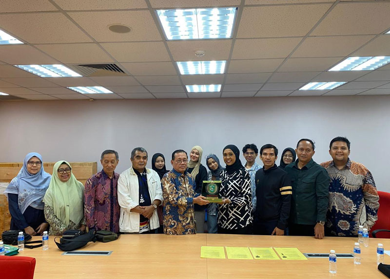 PPs UIR dan INTI Internasional Malaysia saling bertukar cendera mata usai penandatanganan kerja sama, Kamis (17/4/2025).