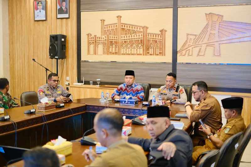 Wabup Siak Husni Merza dan Wakapolres Siak Kompol Ade Zaldi memimpin rapat persiapan jambore kebakaran hutan dan lahan Provinsi Riau 2025 di Taman Hutan Raya.