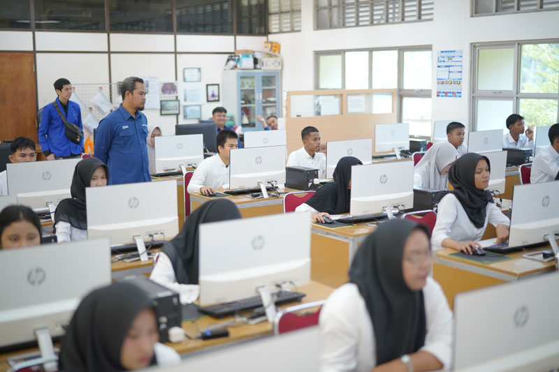 Ratusan siswa SMA sederajat yang berasal dari beberapa sekolah di Riau, Sumatera Barat dan Sumatera Utara mengikuti proses seleksi ujian berbasis komputer beasiswa Yayasan Politeknik Chevron Riau.