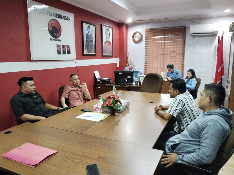 Sekretaris Fraksi PDI Perjuangan DPRD Kota Pekanbaru Zulkardi (kiri) dan Wakil Ketua Komisi III DPRD Pekanbaru Tekad Indra Pradana Abidin menerima aduan mantan karyawan yang ijazahnya ditahan.