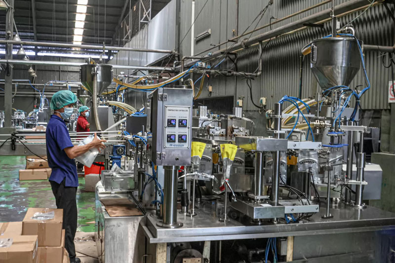 pekerja beraktivitas di pabrik pengepakan minyak goreng sawit di Batuceper, Kota Tangerang, beberapa waktu lalu. Ekspor minyak sawit Indonesia.