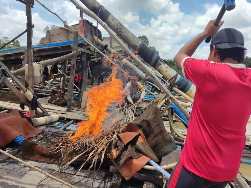 Personel Polsek Cerenti, Kuantan Singingi saat melakukan penertiban PETI di Desa Teluk Pauh, Kecamatan Cerenti, Selasa (22/4/2025).